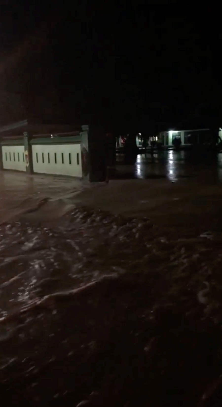 Las inundaciones, en Sentani, cerca de la capital provincial, Jayapura, que arrasan partes de la provincia de Papúa, en Indonesia, dejaron un saldo de al menos 50 personas muertas. 