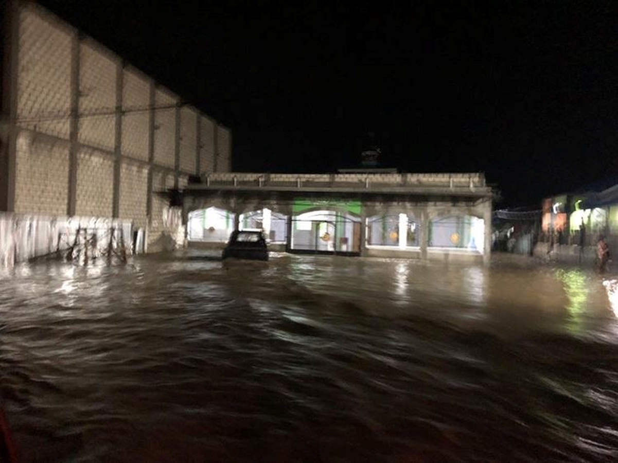 Las inundaciones, en Sentani, cerca de la capital provincial, Jayapura, que arrasan partes de la provincia de Papúa, en Indonesia, dejaron un saldo de al menos 50 personas muertas. 