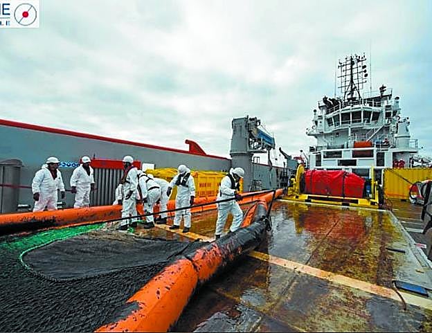 Los operarios del buque francés 'Argonaute' trabajan en las labores de retirada del fuel en alta mar. 
