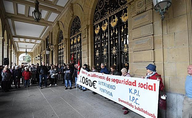 Concentración de los pensionistas guipuzcoanos este lunes en la sede de la Diputación en San Sebastián.