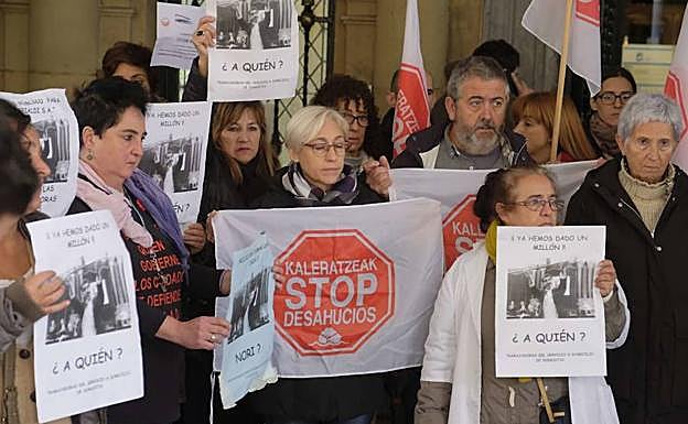 Concentración de Stop Deshaucios en Donostia. 