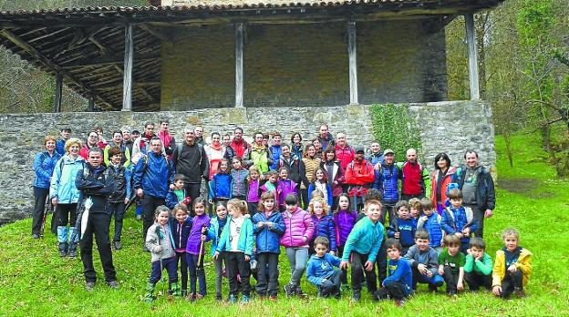 Escolares y padres en la salida con el Pol Pol