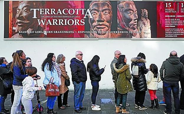 Imagen. Cientos de personas han aprovechado el puente para visitar la exposición. 