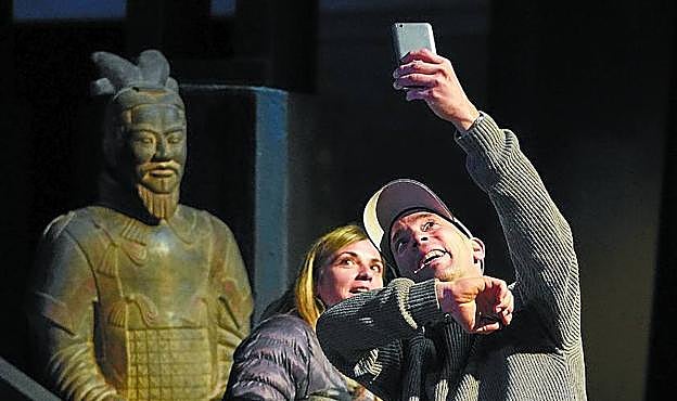Los selfis abundaron ayer en la exposción 'Soldados de Terracota' en Casa Ciriza, con colas para verla. 