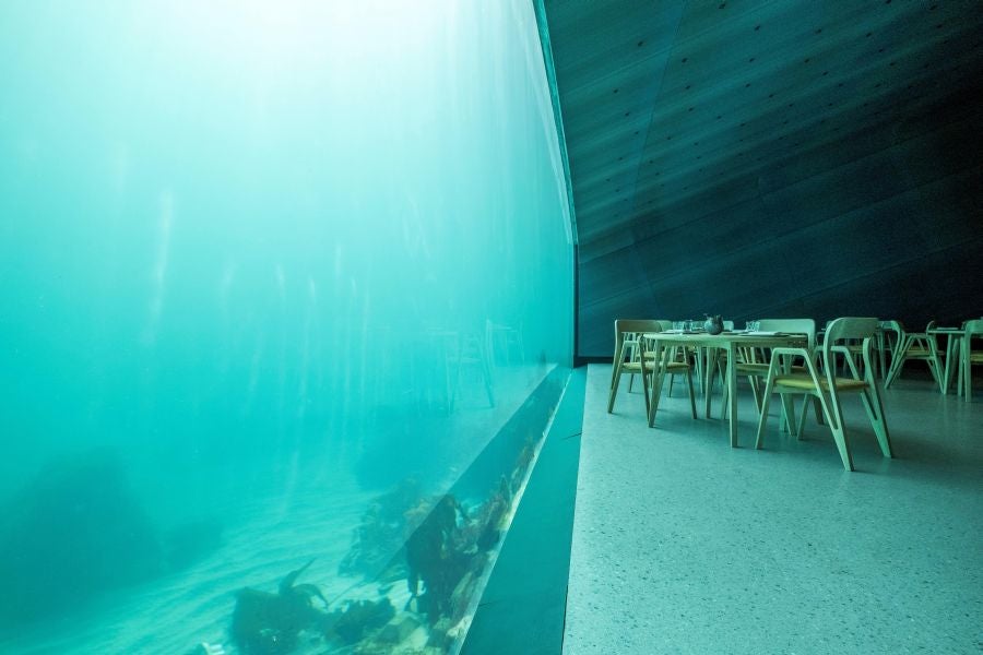 Este jueves se inaugura el restaurante 'Under', en Lindesnes, Noruega, que tiene la singularidad de que parte de su estructura se sumerge en las aguas del Atlántico Norte