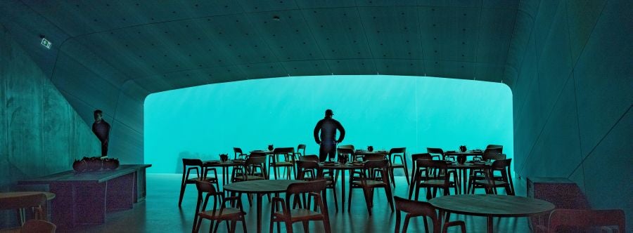 Este jueves se inaugura el restaurante 'Under', en Lindesnes, Noruega, que tiene la singularidad de que parte de su estructura se sumerge en las aguas del Atlántico Norte
