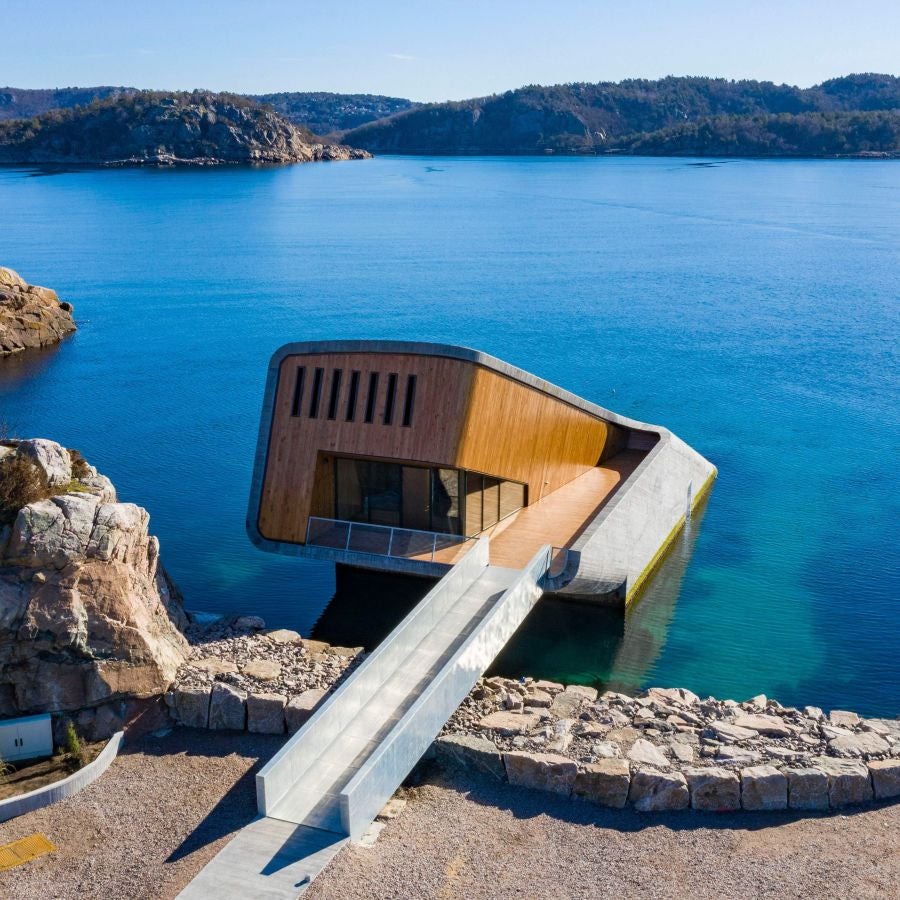 Este jueves se inaugura el restaurante 'Under', en Lindesnes, Noruega, que tiene la singularidad de que parte de su estructura se sumerge en las aguas del Atlántico Norte