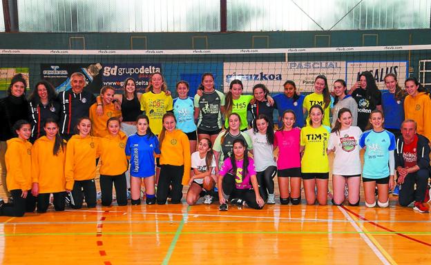 Foto de familia de varios de los equipos del Club Deportivo Fortuna durante un entrenamiento.