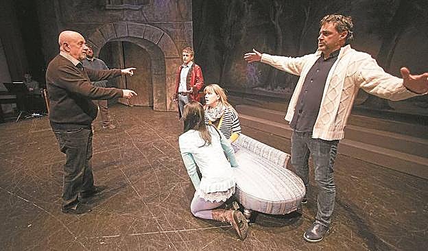 En primer plano, a la izquierda, François Ithurbide; sentada, Maria Ermolaeva, de rodillas junto a ella Nuria García-Arrés y, a la derecha, Ángel Pazos.