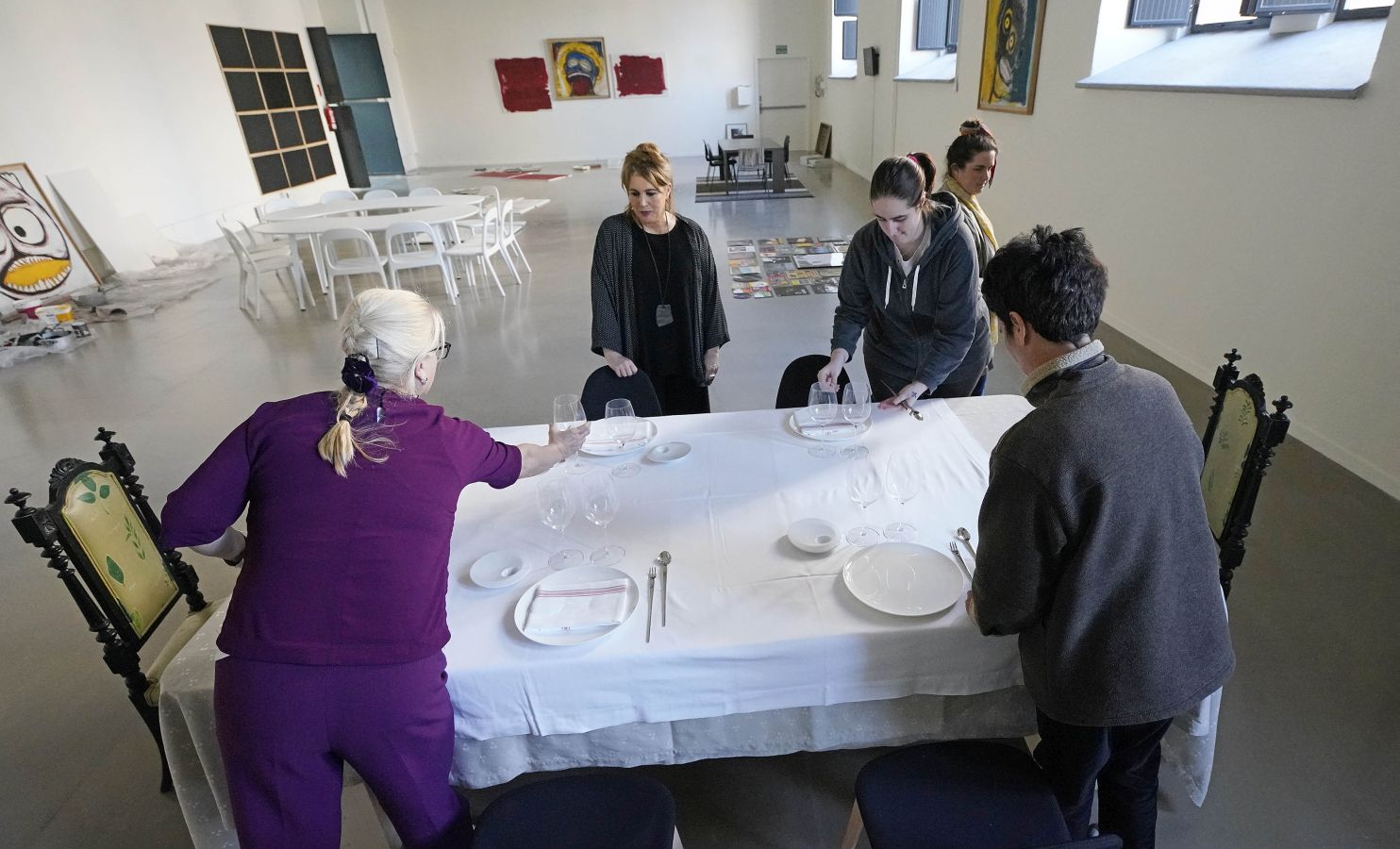 La muesta 'Arzak bere saltsan' reúne en San Telmo las sucesivas mesas del restaurante como espejo histórico. En Tabakera se mostrará la vinculación con el arte y con los cinco sentidos 