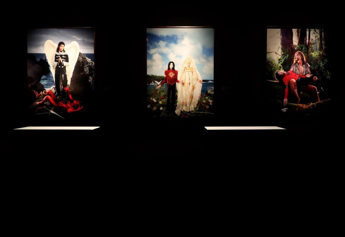 La muestra 'Michael Jackson: On The Wall' abre sus puertas en el museo Bundeskunsthalle de Bonn, Alemania. La exposición profundiza en la influencia del artista estadounidense en el arte contemporáneo 
