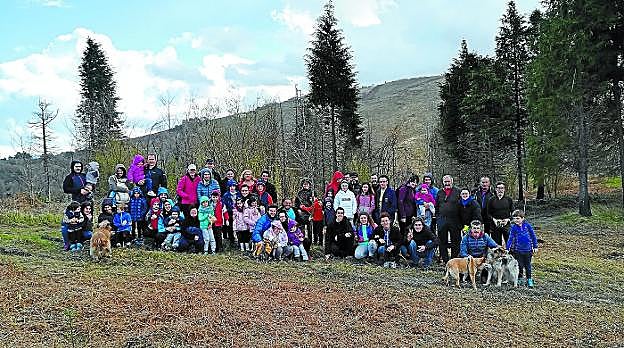 Participantes en una plantación anterior realizada en Igeldo, en la zona de Mendizorrotz.