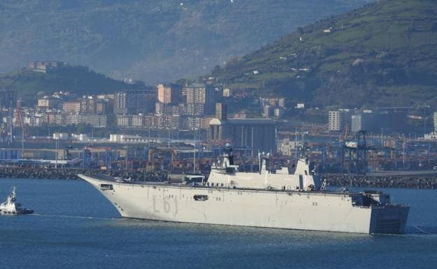 El buque 'Juan Carlos I' entra en el puerto de Getxo. 