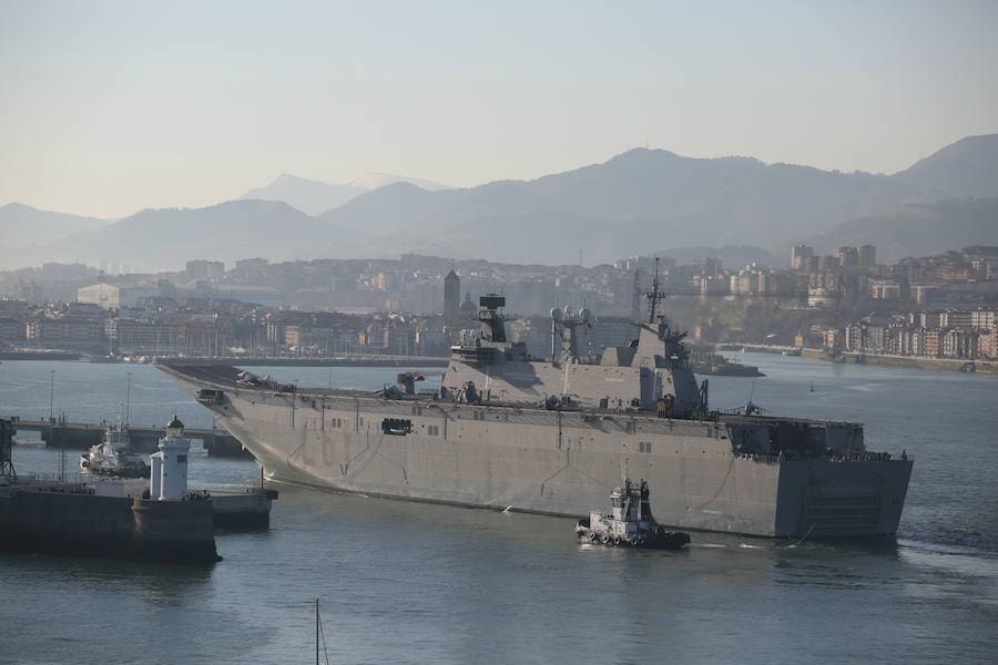 Este viernes ha llegado a Getxo el portaaviones 'Juan Carlos I'. El buque permanecerá atracado hasta el domingo para poder visitado.