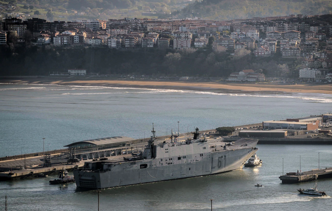 Este viernes ha llegado a Getxo el portaaviones 'Juan Carlos I'. El buque permanecerá atracado hasta el domingo para poder visitado.