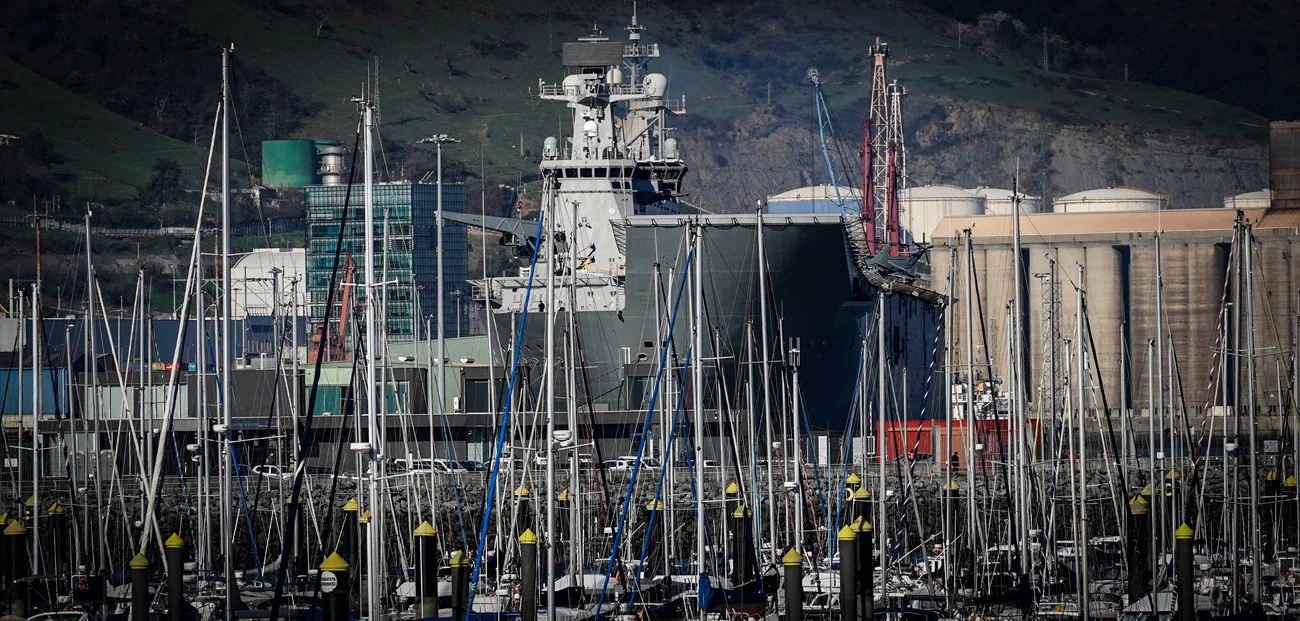 Este viernes ha llegado a Getxo el portaaviones 'Juan Carlos I'. El buque permanecerá atracado hasta el domingo para poder visitado.