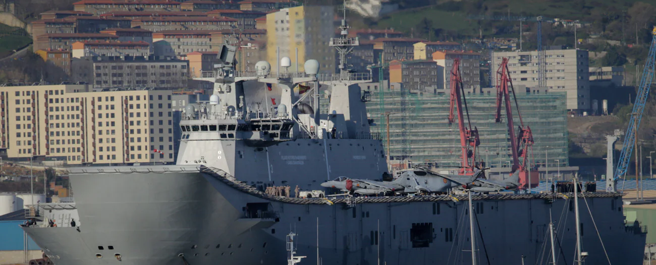 Este viernes ha llegado a Getxo el portaaviones 'Juan Carlos I'. El buque permanecerá atracado hasta el domingo para poder visitado.
