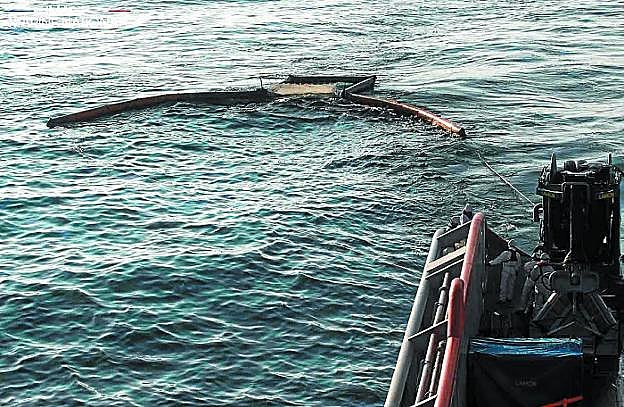 Maniobra de retirada de fuel del barco francés 'Argonaute'. 