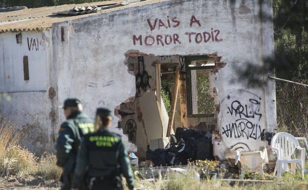 Los agnetes inspeccionan el terreno. 