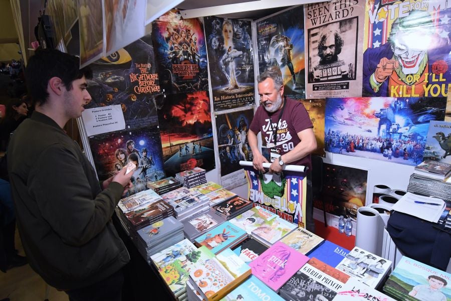 Numeroso público de todas las edades se ha acercado este sábado hasta el Kursaal donde se celebra la tercera edición del Salón del Cómic