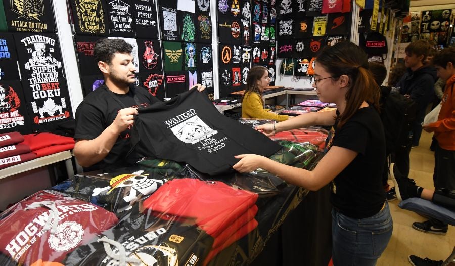 Numeroso público de todas las edades se ha acercado este sábado hasta el Kursaal donde se celebra la tercera edición del Salón del Cómic