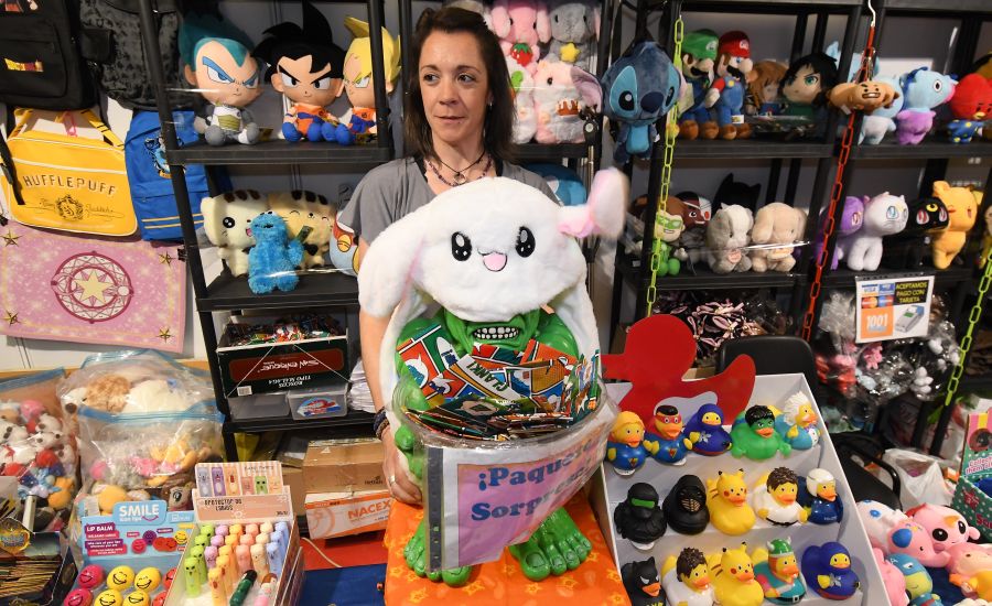 Numeroso público de todas las edades se ha acercado este sábado hasta el Kursaal donde se celebra la tercera edición del Salón del Cómic