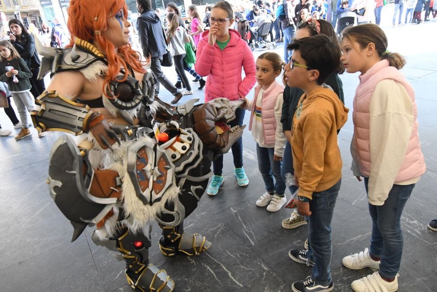 Numeroso público de todas las edades se ha acercado este sábado hasta el Kursaal donde se celebra la tercera edición del Salón del Cómic
