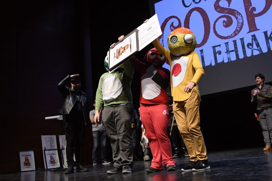 Numeroso público de todas las edades se ha acercado este sábado hasta el Kursaal donde se celebra la tercera edición del Salón del Cómic