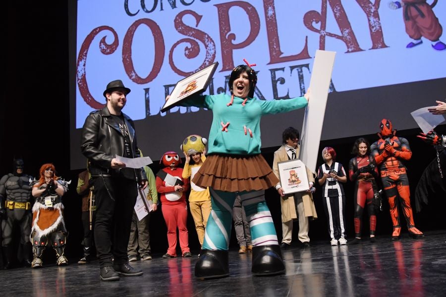 Numeroso público de todas las edades se ha acercado este sábado hasta el Kursaal donde se celebra la tercera edición del Salón del Cómic