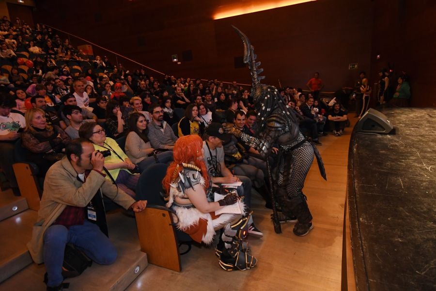 Numeroso público de todas las edades se ha acercado este sábado hasta el Kursaal donde se celebra la tercera edición del Salón del Cómic
