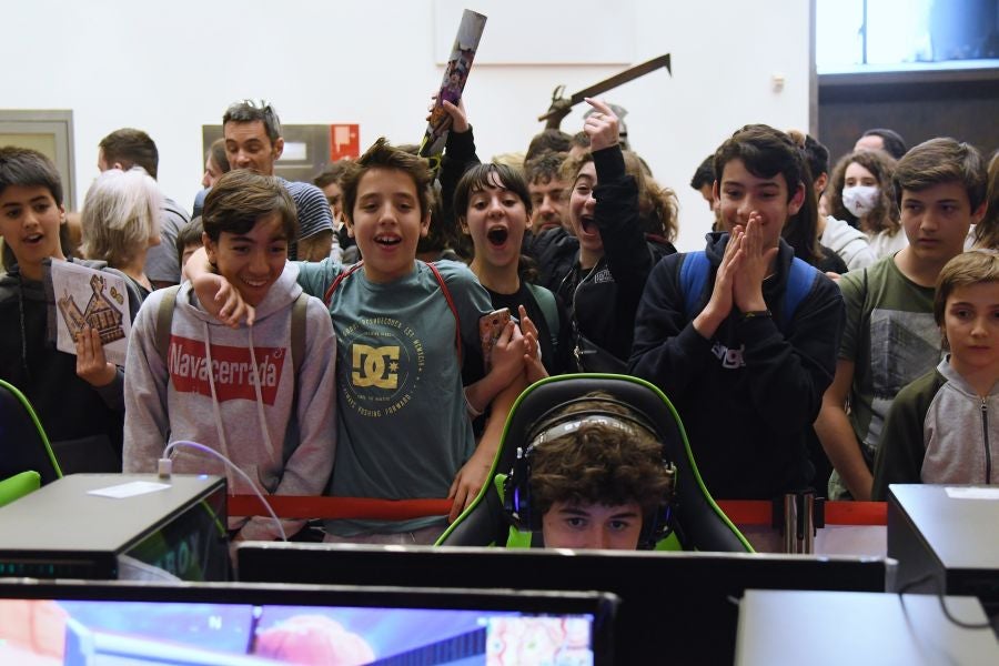 Numeroso público de todas las edades se ha acercado este sábado hasta el Kursaal donde se celebra la tercera edición del Salón del Cómic