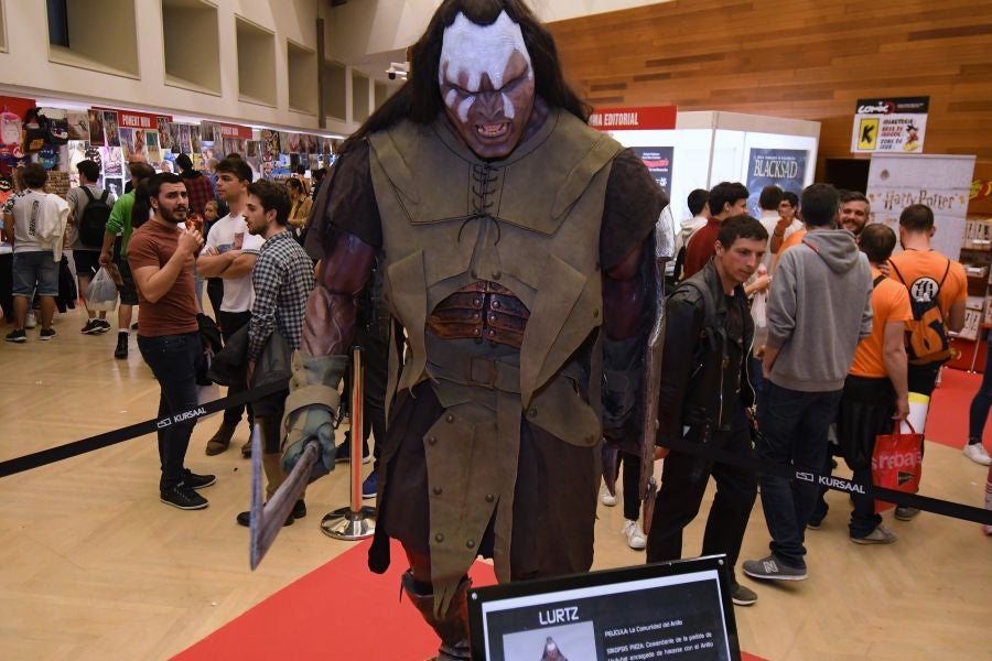 Numeroso público de todas las edades se ha acercado este sábado hasta el Kursaal donde se celebra la tercera edición del Salón del Cómic