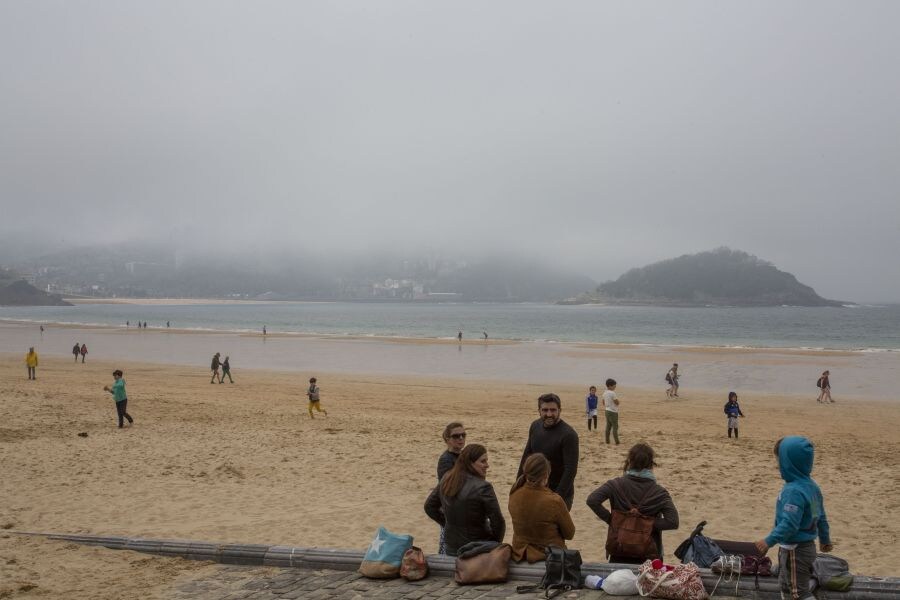 En una soleada jornada sorprendía la aparición repentina de la bruma que ocultaba la isla y hacía bajar la temperatura repentínamente. 