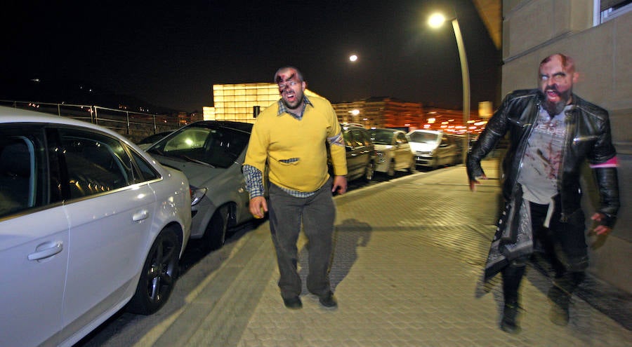 La primera Survival Zombie que se organiza en San Sebastián remató la segunda jornada de ComikD. La ofensiva zombi que se mantuvo hasta bien entrada la madrugada.