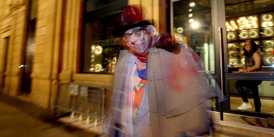 La primera Survival Zombie que se organiza en San Sebastián remató la segunda jornada de ComikD. La ofensiva zombi que se mantuvo hasta bien entrada la madrugada.