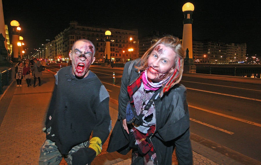 La primera Survival Zombie que se organiza en San Sebastián remató la segunda jornada de ComikD. La ofensiva zombi que se mantuvo hasta bien entrada la madrugada.