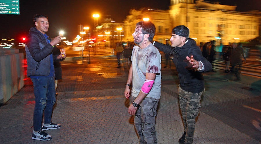 La primera Survival Zombie que se organiza en San Sebastián remató la segunda jornada de ComikD. La ofensiva zombi que se mantuvo hasta bien entrada la madrugada.