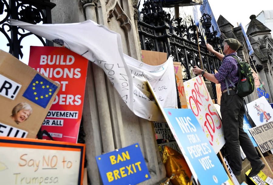 Un millón de británicos, según los organizadores, procedentes de las islas escocesas, de Bristol, Mánchester o Leeds se han manifestado por el centro de Londres para exigir que se celebre un segundo referéndum sobre el 'Brexit'.