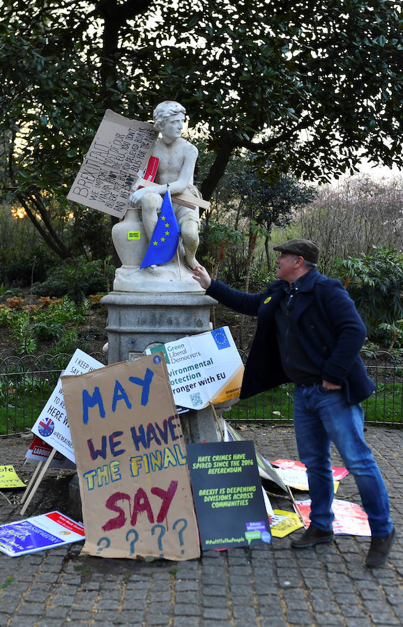 Un millón de británicos, según los organizadores, procedentes de las islas escocesas, de Bristol, Mánchester o Leeds se han manifestado por el centro de Londres para exigir que se celebre un segundo referéndum sobre el 'Brexit'.