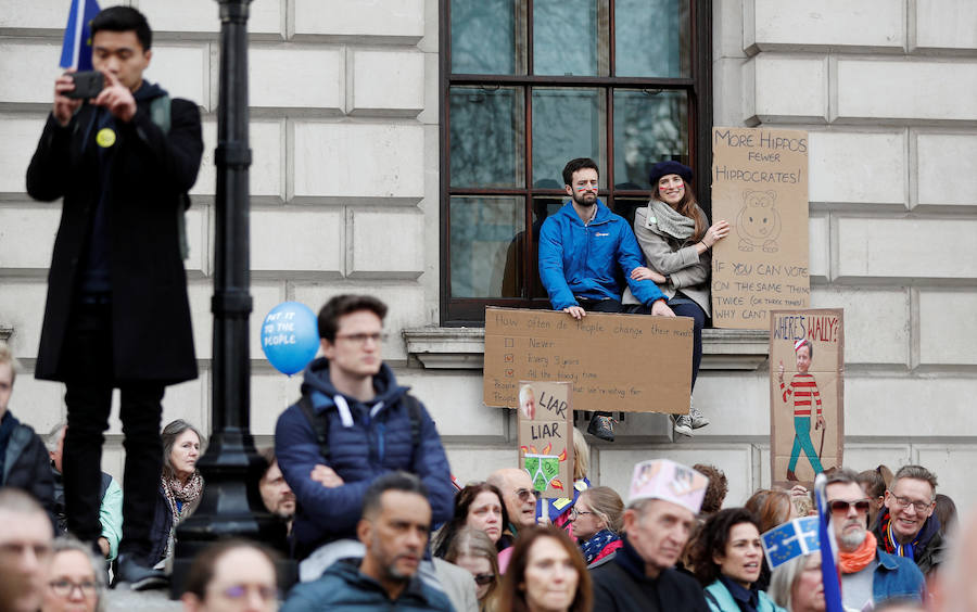 Un millón de británicos, según los organizadores, procedentes de las islas escocesas, de Bristol, Mánchester o Leeds se han manifestado por el centro de Londres para exigir que se celebre un segundo referéndum sobre el 'Brexit'.