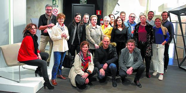 Diseñadores de Interiores premiados y directivos del Colegio Oficial de Gipuzkoa, en el acto celebrado en el Basque Living de Tabakalera. 