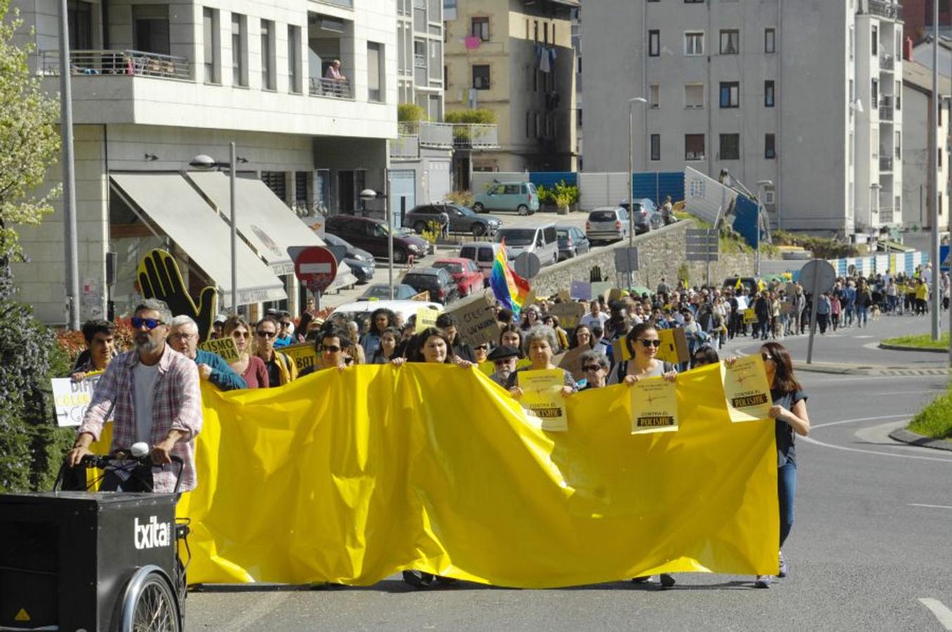 Cientos de personas han participado este domingo en la XXIII Marcha contra el Racismo y la Xenofobia, que un año más ha partido de Trintxerpe al centro de San Sebastián, para advertir del «peligro del ascenso de las extremas derechas» para las políticas migratorias y de asilo.