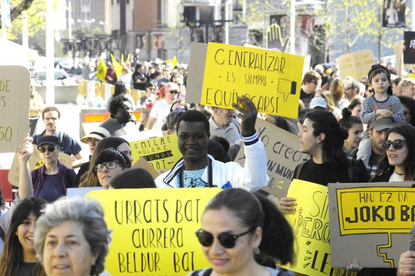Cientos de personas han participado este domingo en la XXIII Marcha contra el Racismo y la Xenofobia, que un año más ha partido de Trintxerpe al centro de San Sebastián, para advertir del «peligro del ascenso de las extremas derechas» para las políticas migratorias y de asilo.