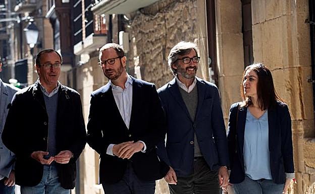 Los candidatos al ayuntamiento de Vitoria, Leticia Comerón (d), el presidente del PP en el País Vasco, Alfonso Alonso (i), el candidato al Congreso por Álava, Javier Maroto (2i), el candidato a Diputado General, Iñaki Oyarzabal (2d), este fin de semana en el pueblo alavés de Laguardia