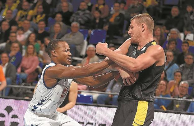 Garrett Nevels intenta robar el balón a Colton Iverson durante el partido del sábado. 