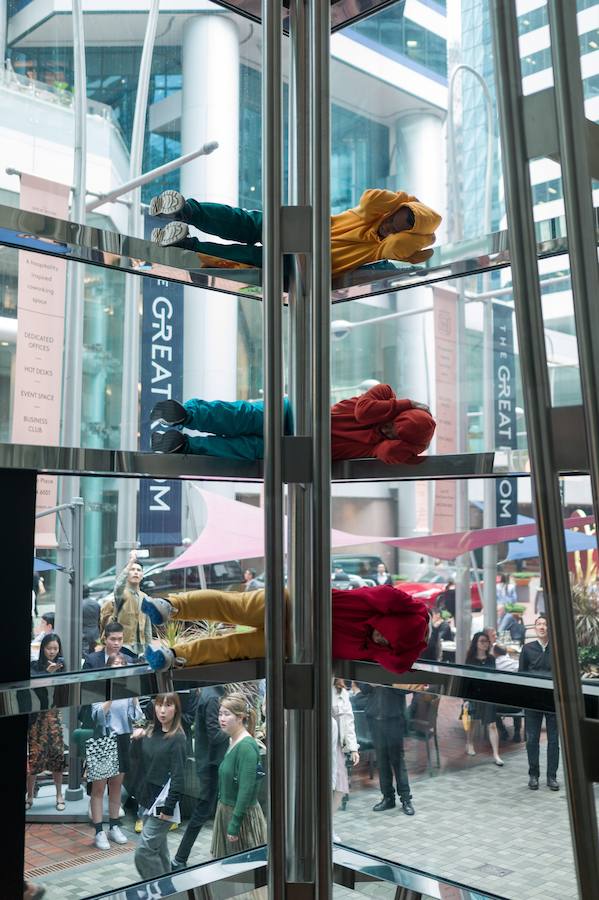 Bailarines hacen de esculturas humanas en la «Exposición multisensorial de parques de juegos urbanos», del artista austriaco Willi Dorner, este martes en Hong Kong. El artista utiliza espacios urbanos para reinterpretar la relación entre los cuerpos y los objetos.