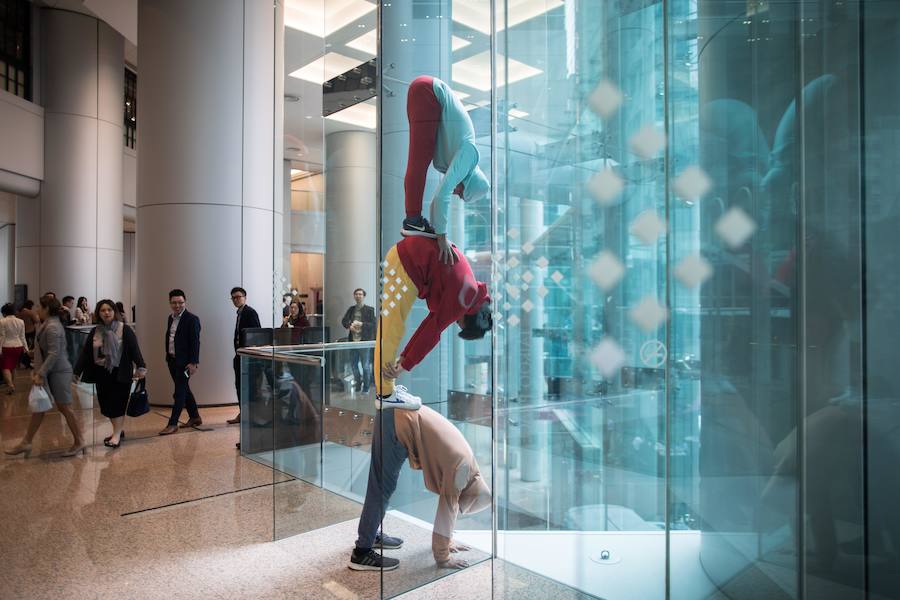 Bailarines hacen de esculturas humanas en la «Exposición multisensorial de parques de juegos urbanos», del artista austriaco Willi Dorner, este martes en Hong Kong. El artista utiliza espacios urbanos para reinterpretar la relación entre los cuerpos y los objetos.