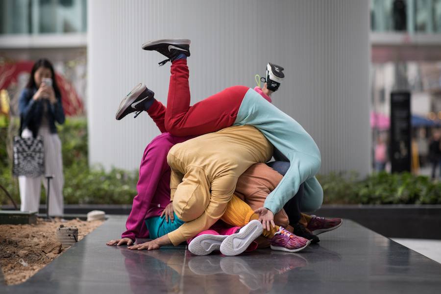 Bailarines hacen de esculturas humanas en la «Exposición multisensorial de parques de juegos urbanos», del artista austriaco Willi Dorner, este martes en Hong Kong. El artista utiliza espacios urbanos para reinterpretar la relación entre los cuerpos y los objetos.