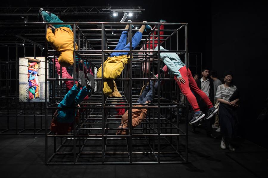 Bailarines hacen de esculturas humanas en la «Exposición multisensorial de parques de juegos urbanos», del artista austriaco Willi Dorner, este martes en Hong Kong. El artista utiliza espacios urbanos para reinterpretar la relación entre los cuerpos y los objetos.
