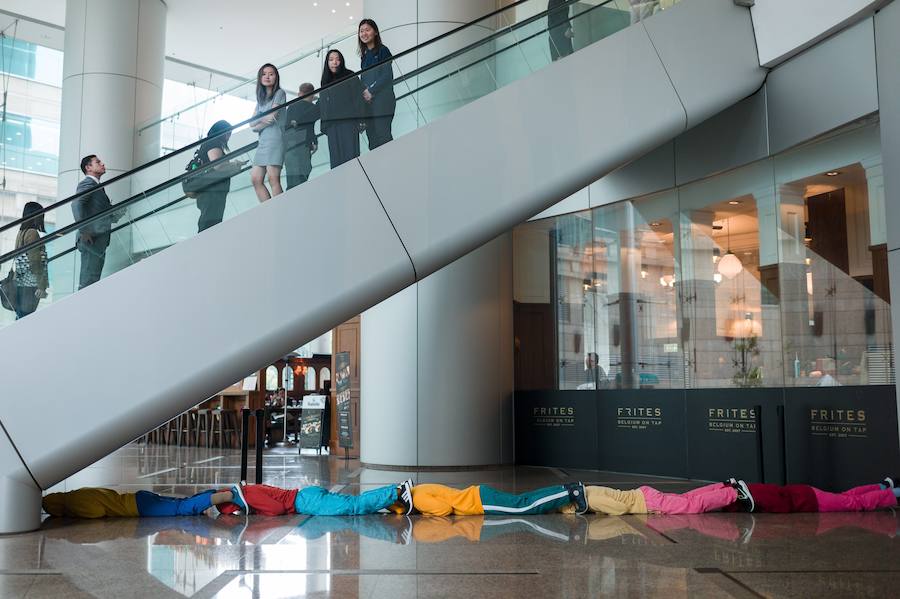 Bailarines hacen de esculturas humanas en la «Exposición multisensorial de parques de juegos urbanos», del artista austriaco Willi Dorner, este martes en Hong Kong. El artista utiliza espacios urbanos para reinterpretar la relación entre los cuerpos y los objetos.